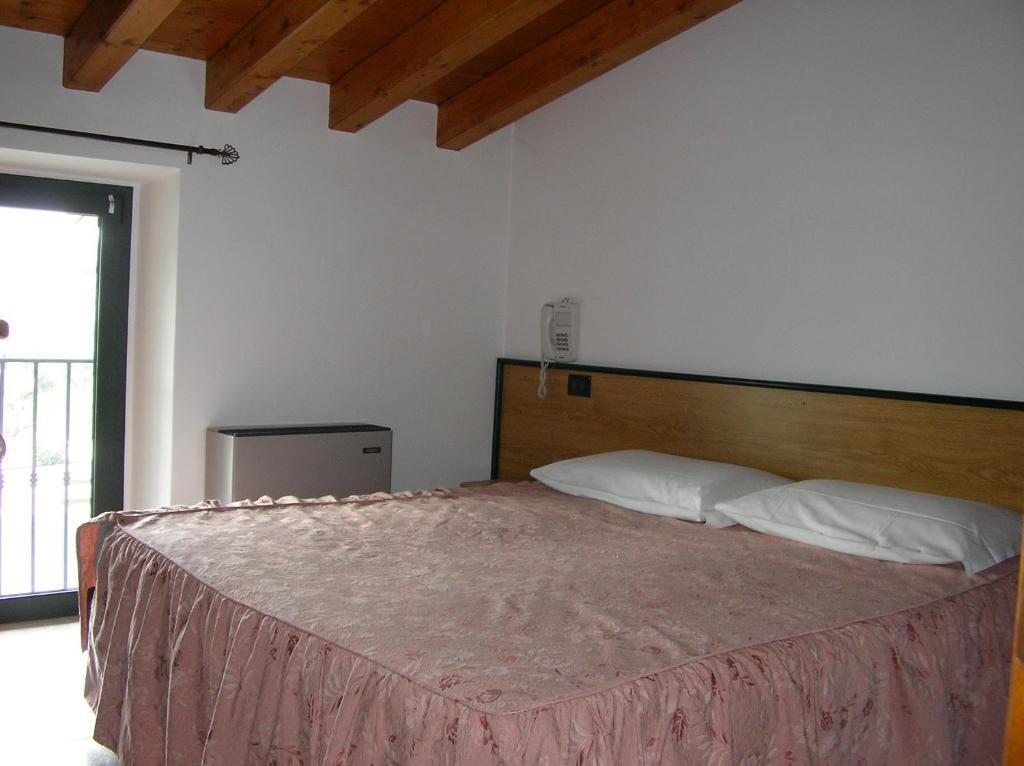 Hotel La Pergola Moniga del Garda Habitación foto